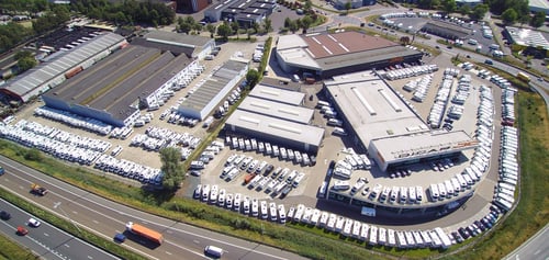 Showroom-Dicar-afrit-geel-west-scaled-e1658162335558
